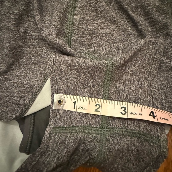 Lululemon Run Speed Shorts 4” Gray Black Stripe Size 6 Zip Pocket - Picture 10 of 10